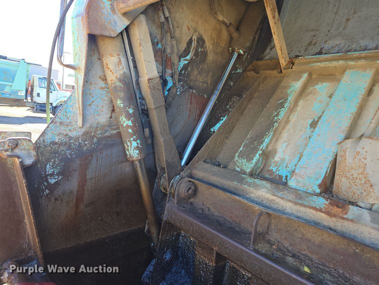 image for item EE7772 2010 International 7300 refuse truck