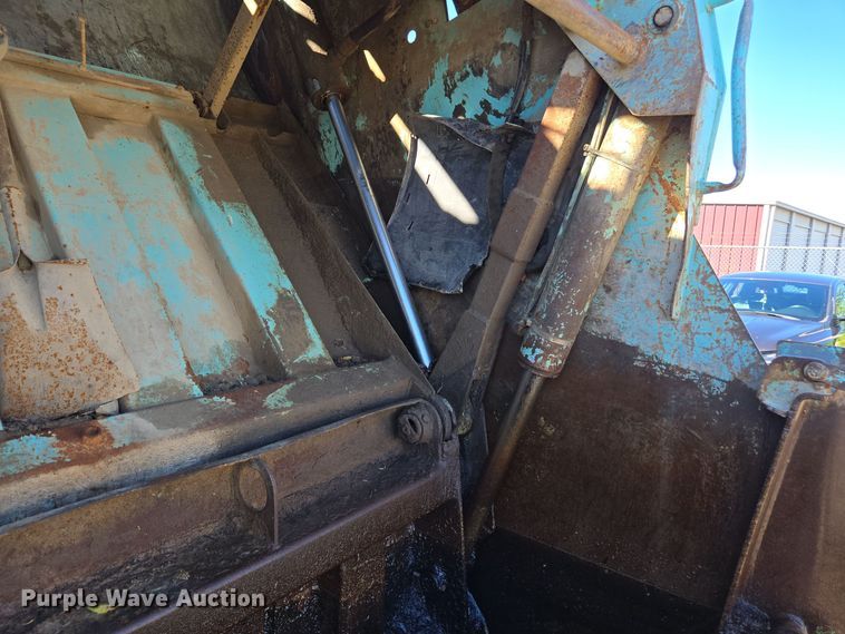 image for item EE7772 2010 International 7300 refuse truck