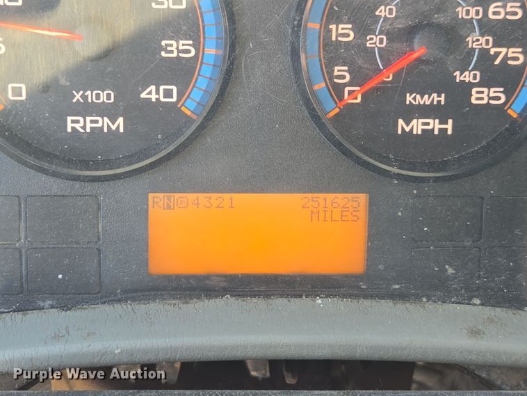 image for item EE7772 2010 International 7300 refuse truck