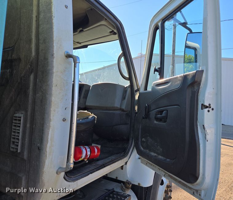 image for item EE7772 2010 International 7300 refuse truck