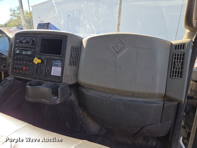 image for item EE7772 2010 International 7300 refuse truck