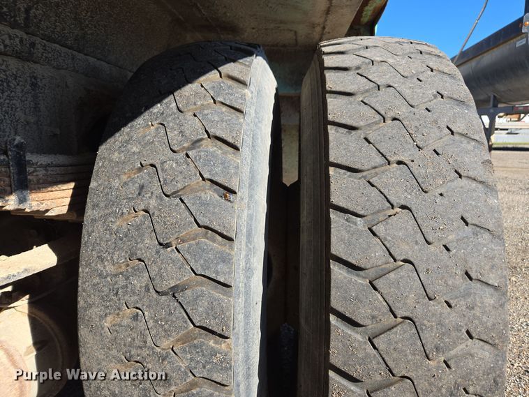 image for item EE7772 2010 International 7300 refuse truck