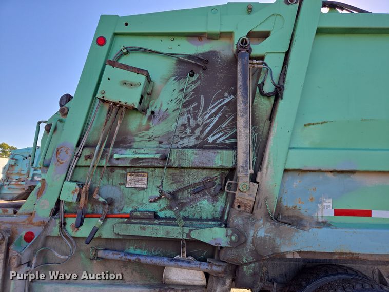 image for item EE7773 2007 International 7300 refuse truck