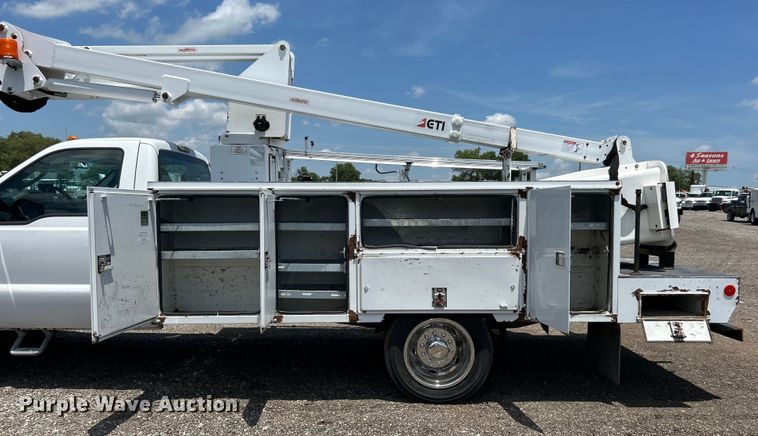 image for item EG0782 2014 Ford F450 Super Duty  bucket truck