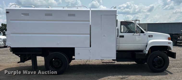 image for item EG0882 2000 GMC C6500 chipper truck
