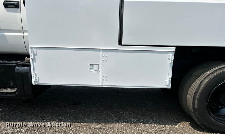 image for item EG0882 2000 GMC C6500 chipper truck