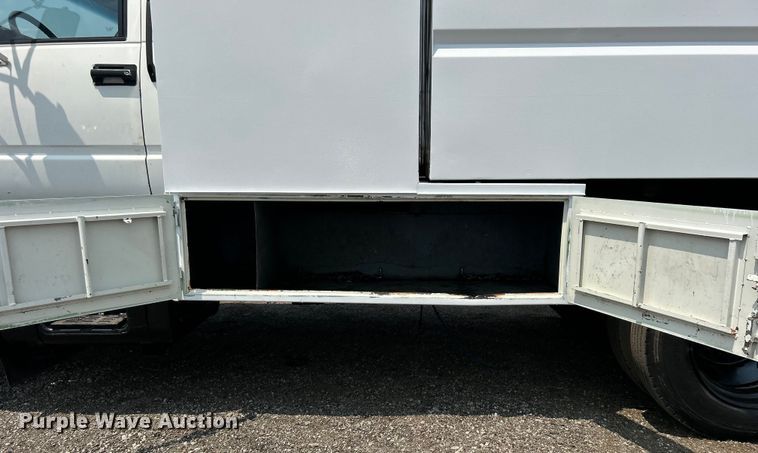 image for item EG0882 2000 GMC C6500 chipper truck