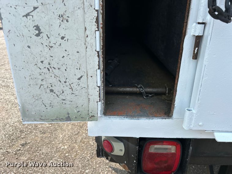 image for item EG0882 2000 GMC C6500 chipper truck