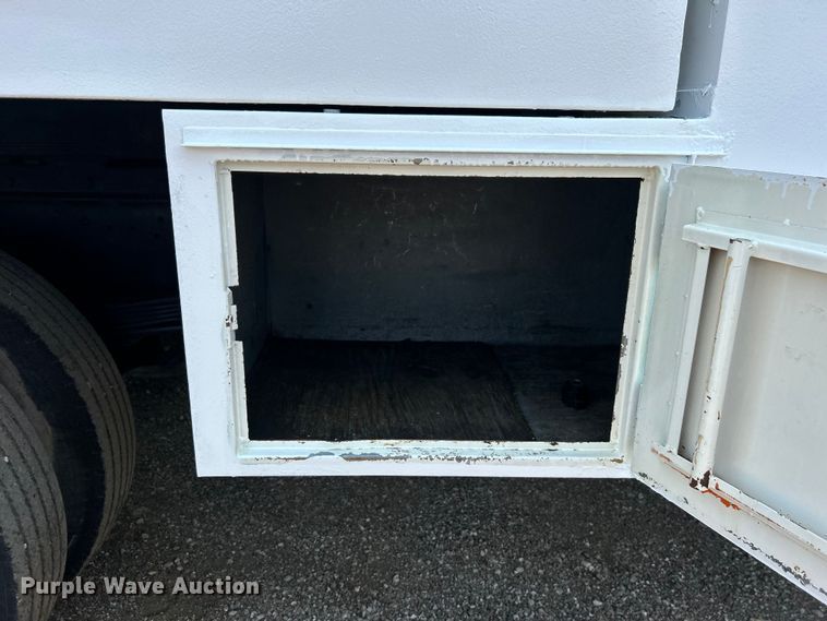 image for item EG0882 2000 GMC C6500 chipper truck