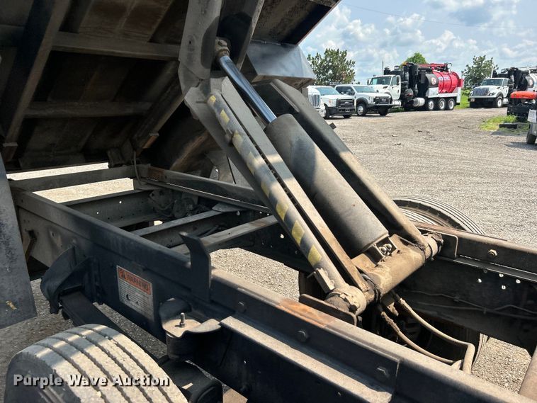 image for item EG0882 2000 GMC C6500 chipper truck