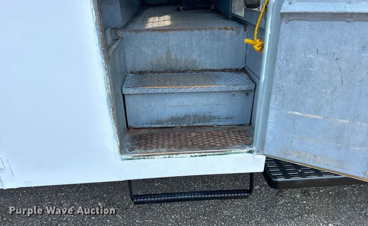 image for item EG0882 2000 GMC C6500 chipper truck