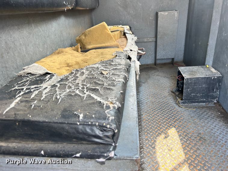 image for item EG0882 2000 GMC C6500 chipper truck