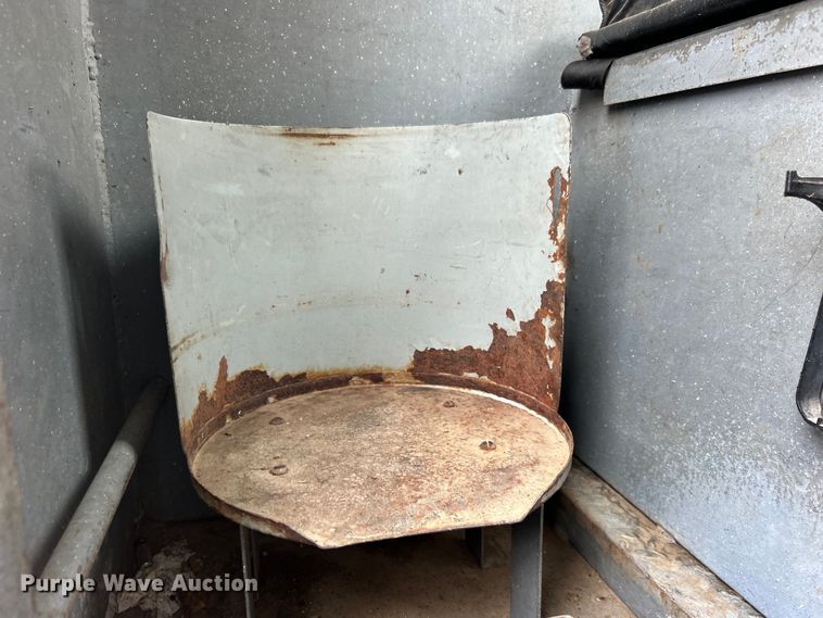 image for item EG0882 2000 GMC C6500 chipper truck