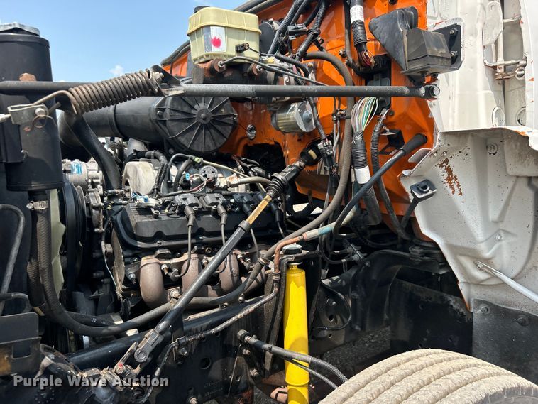 image for item EG0882 2000 GMC C6500 chipper truck