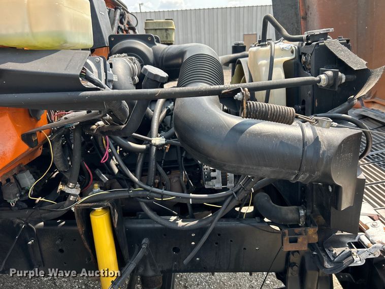 image for item EG0882 2000 GMC C6500 chipper truck