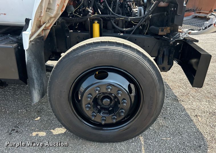 image for item EG0882 2000 GMC C6500 chipper truck