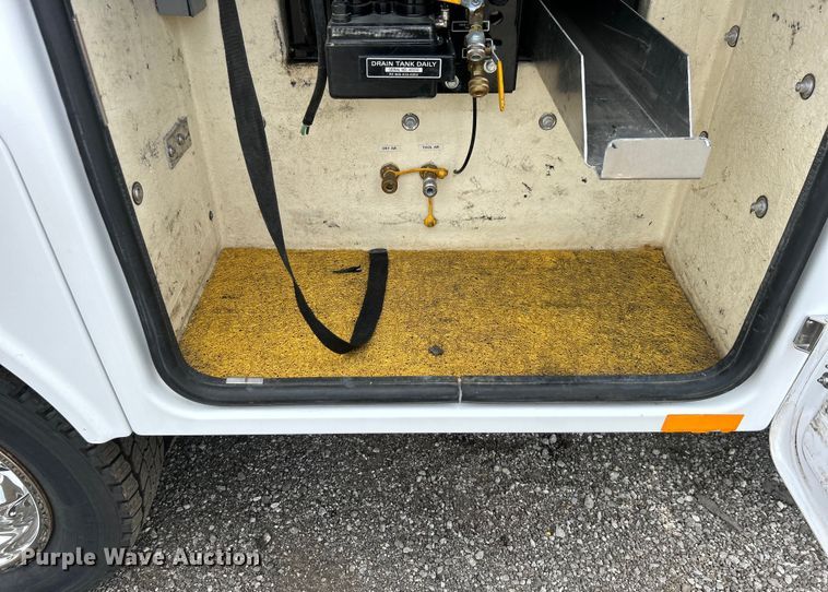 image for item EG0974 2012 Ford F450 Super Duty bucket truck