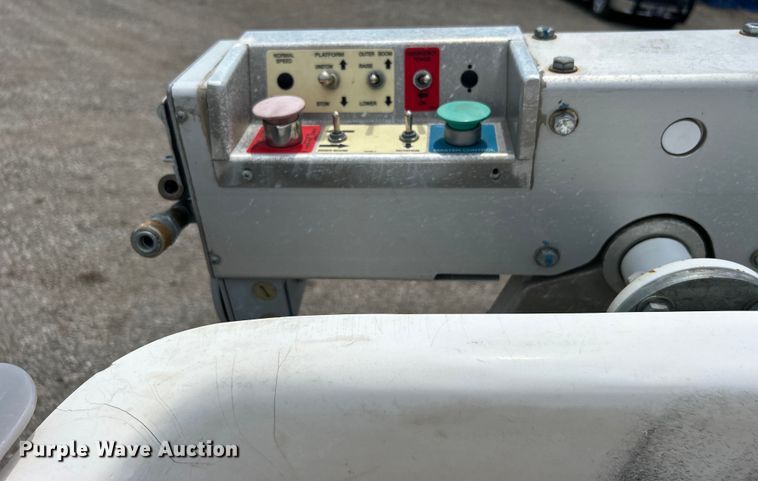 image for item EG0974 2012 Ford F450 Super Duty bucket truck