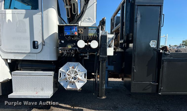 image for item EG1019 2005 Peterbilt  335 crane truck