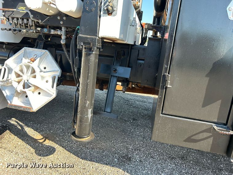 image for item EG1019 2005 Peterbilt  335 crane truck