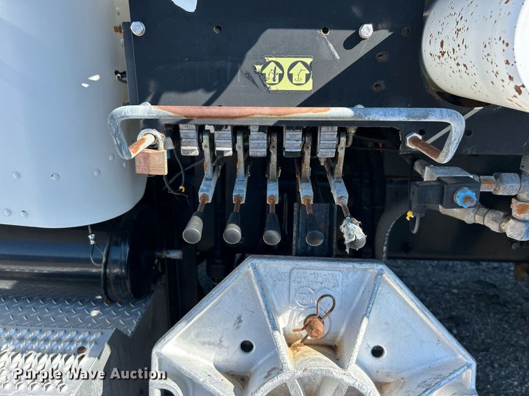 image for item EG1019 2005 Peterbilt  335 crane truck