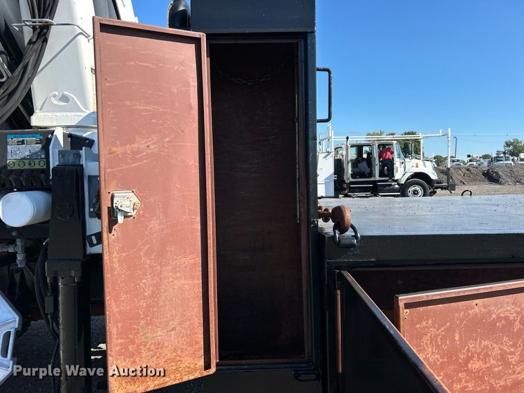 image for item EG1019 2005 Peterbilt  335 crane truck