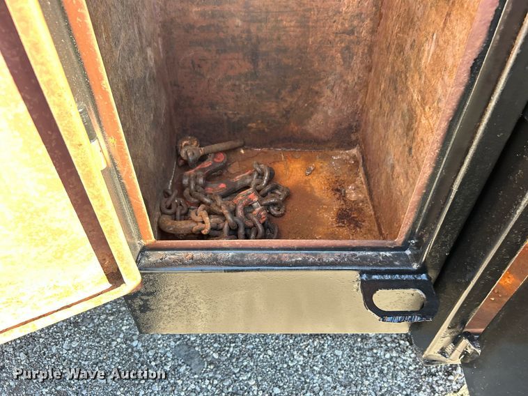 image for item EG1019 2005 Peterbilt  335 crane truck