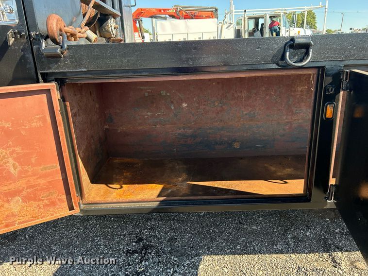 image for item EG1019 2005 Peterbilt  335 crane truck