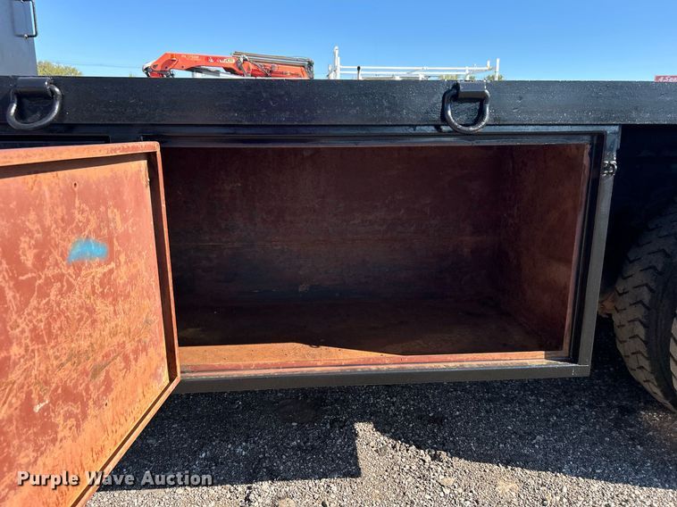 image for item EG1019 2005 Peterbilt  335 crane truck