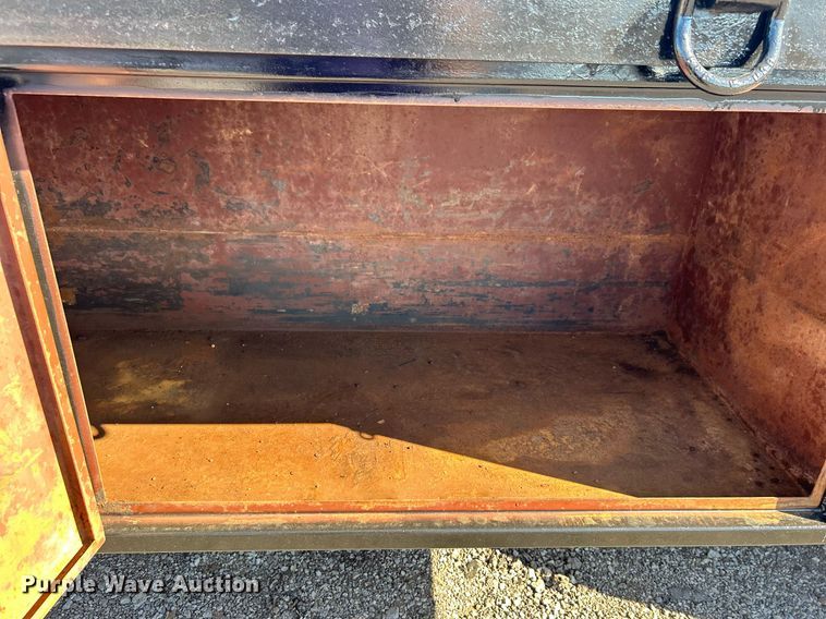 image for item EG1019 2005 Peterbilt  335 crane truck