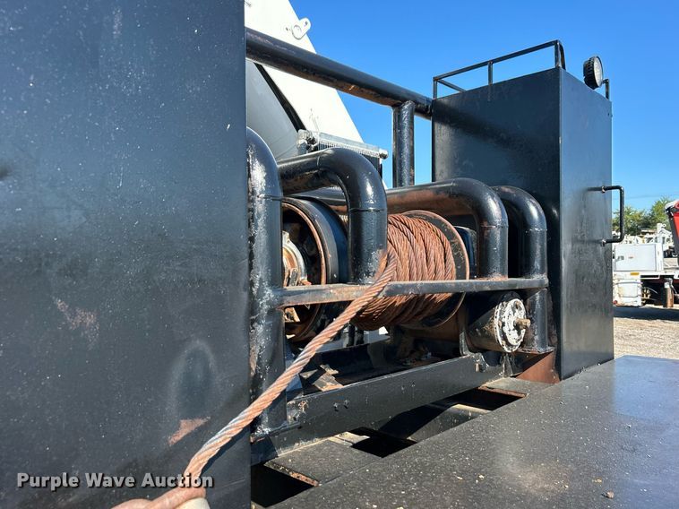 image for item EG1019 2005 Peterbilt  335 crane truck