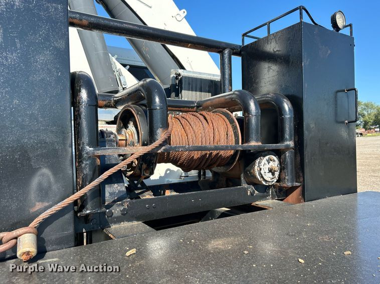 image for item EG1019 2005 Peterbilt  335 crane truck