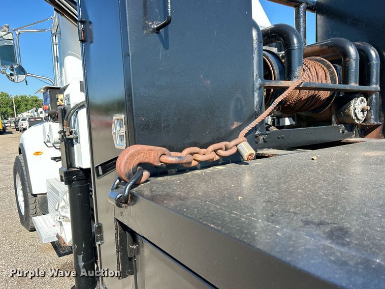 image for item EG1019 2005 Peterbilt  335 crane truck