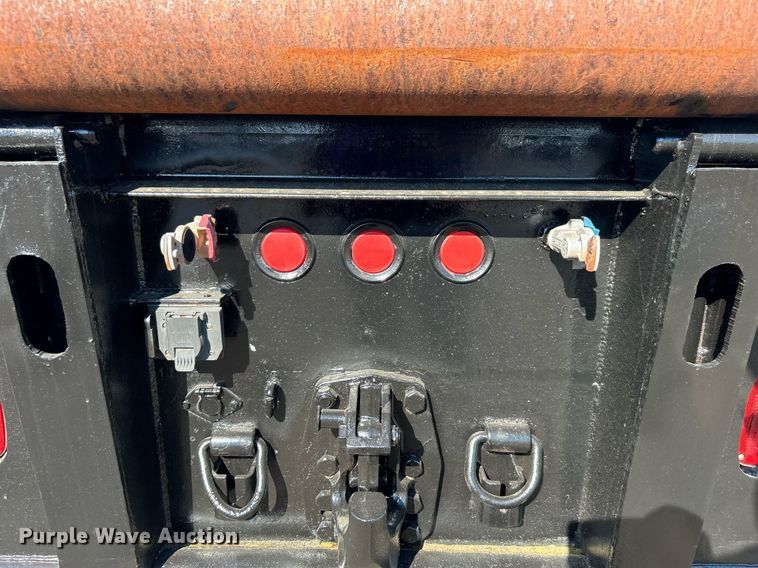 image for item EG1019 2005 Peterbilt  335 crane truck