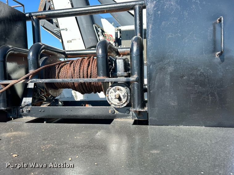 image for item EG1019 2005 Peterbilt  335 crane truck