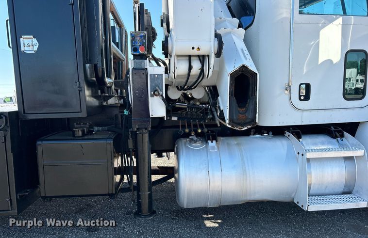 image for item EG1019 2005 Peterbilt  335 crane truck