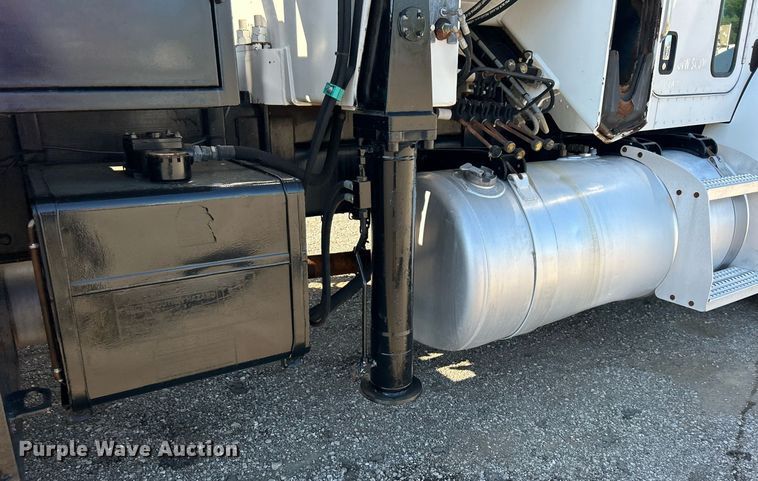 image for item EG1019 2005 Peterbilt  335 crane truck