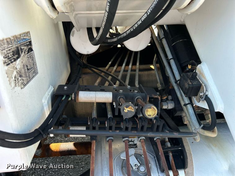 image for item EG1019 2005 Peterbilt  335 crane truck