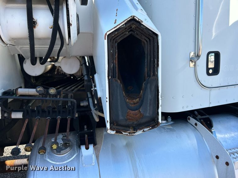 image for item EG1019 2005 Peterbilt  335 crane truck