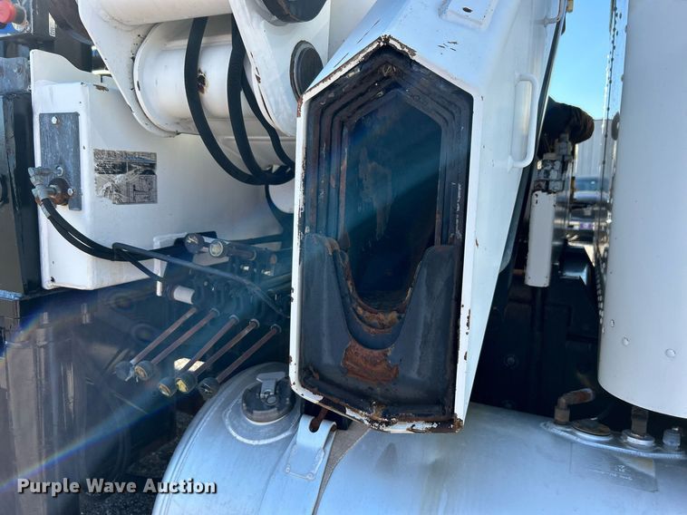 image for item EG1019 2005 Peterbilt  335 crane truck