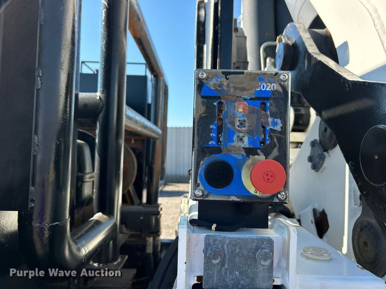 image for item EG1019 2005 Peterbilt  335 crane truck