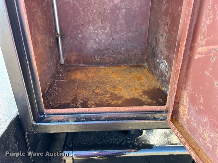 image for item EG1019 2005 Peterbilt  335 crane truck