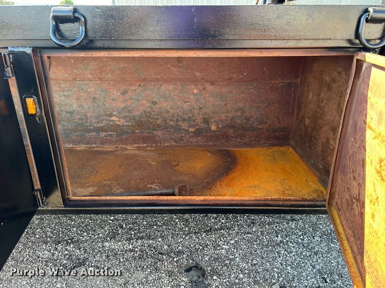 image for item EG1019 2005 Peterbilt  335 crane truck