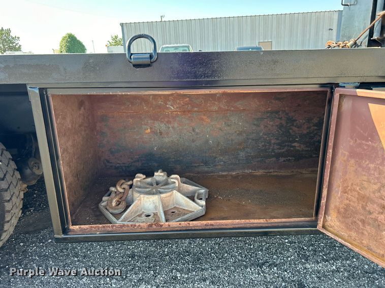 image for item EG1019 2005 Peterbilt  335 crane truck