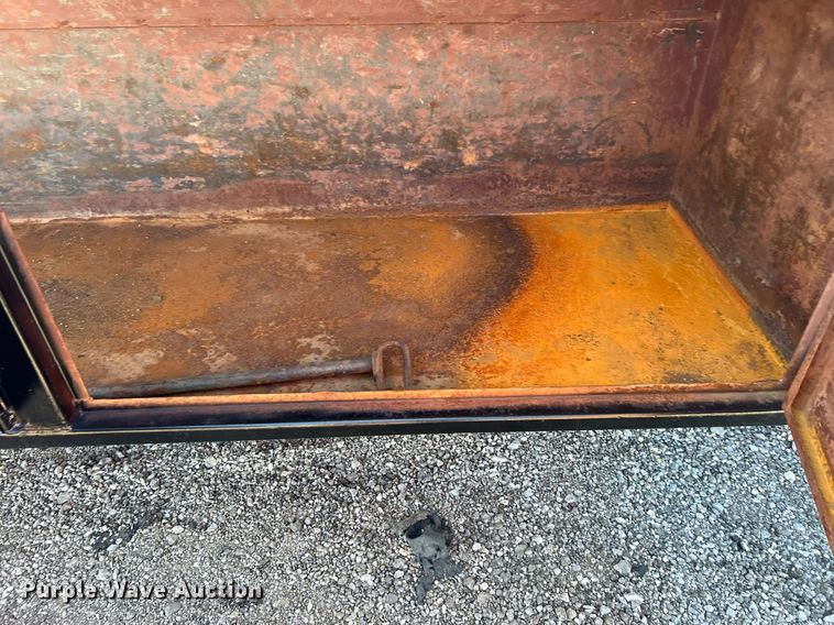 image for item EG1019 2005 Peterbilt  335 crane truck