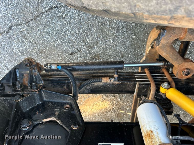 image for item EG1019 2005 Peterbilt  335 crane truck