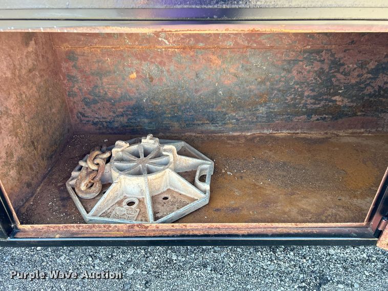 image for item EG1019 2005 Peterbilt  335 crane truck