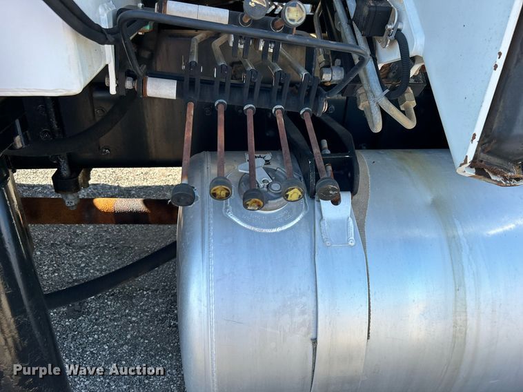 image for item EG1019 2005 Peterbilt  335 crane truck