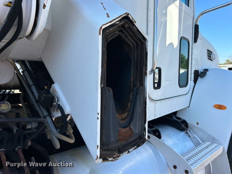 image for item EG1019 2005 Peterbilt  335 crane truck