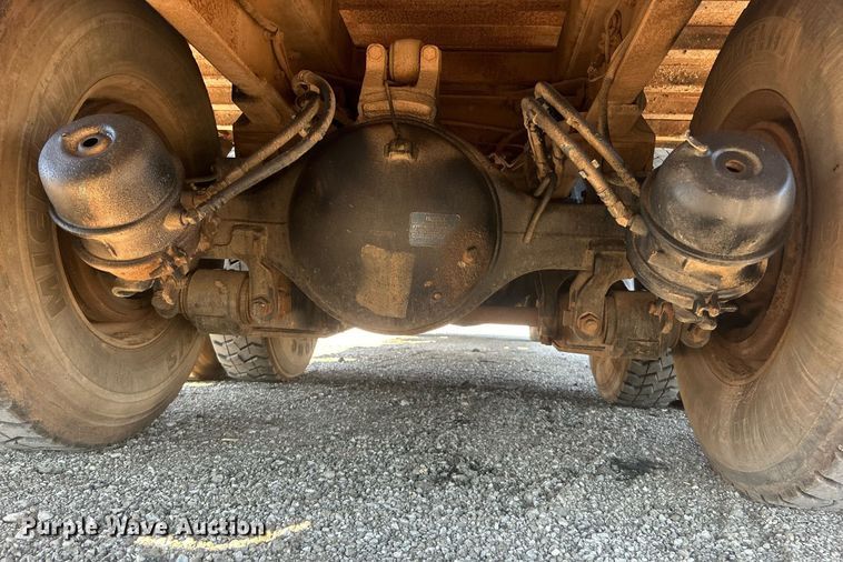 image for item EG1019 2005 Peterbilt  335 crane truck